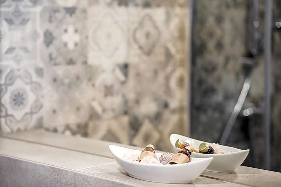 Six Suites, Old Town