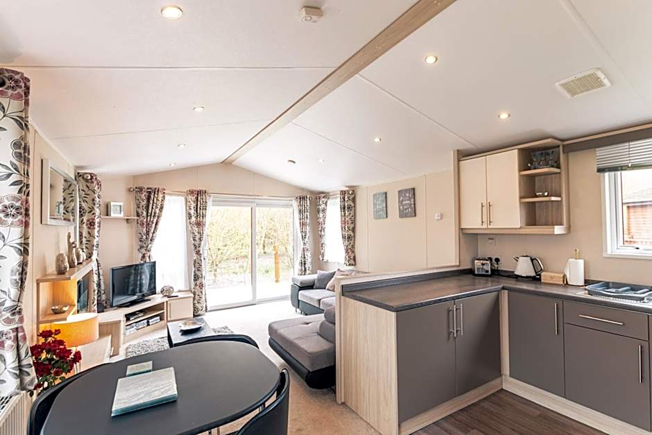 Meadows Lodge with Hot Tub