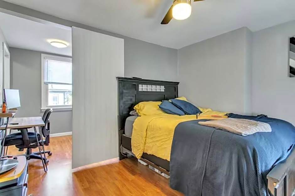 Studio near Arsenal Park l Street Parking