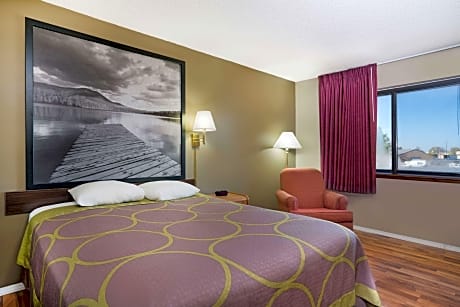 1 Queen Bed Lower Level Non-Smoking