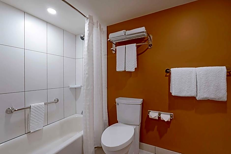 Best Western Plus Emerald Isle Hotel