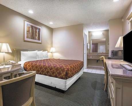 1 Queen Bed - Smoking