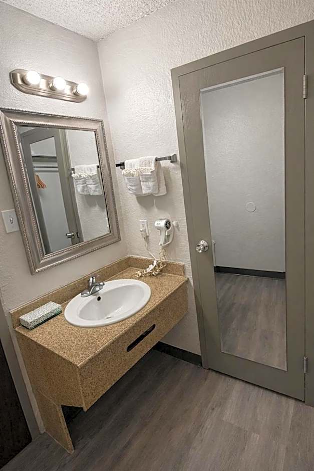 Express Inn & Suites