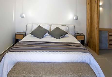 Deluxe Suite with Partial Sea View