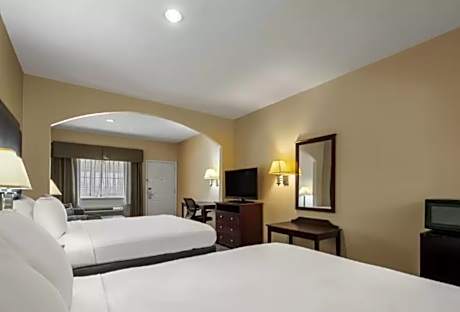 2 Queen Beds, Smoking
