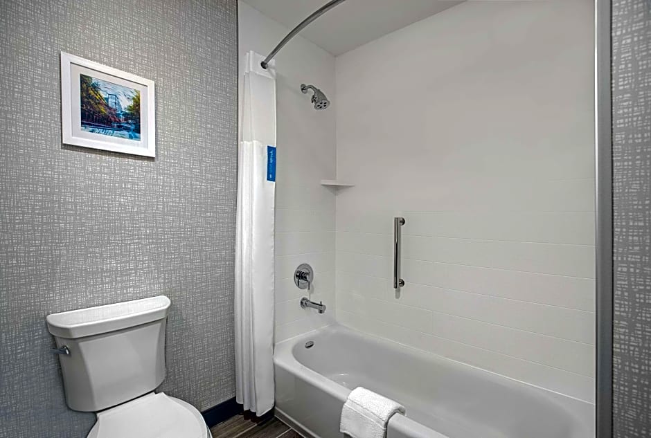 Photo 1 of 1 of 1 King Bed, Hearing/Mobility Accessible, Bathtub