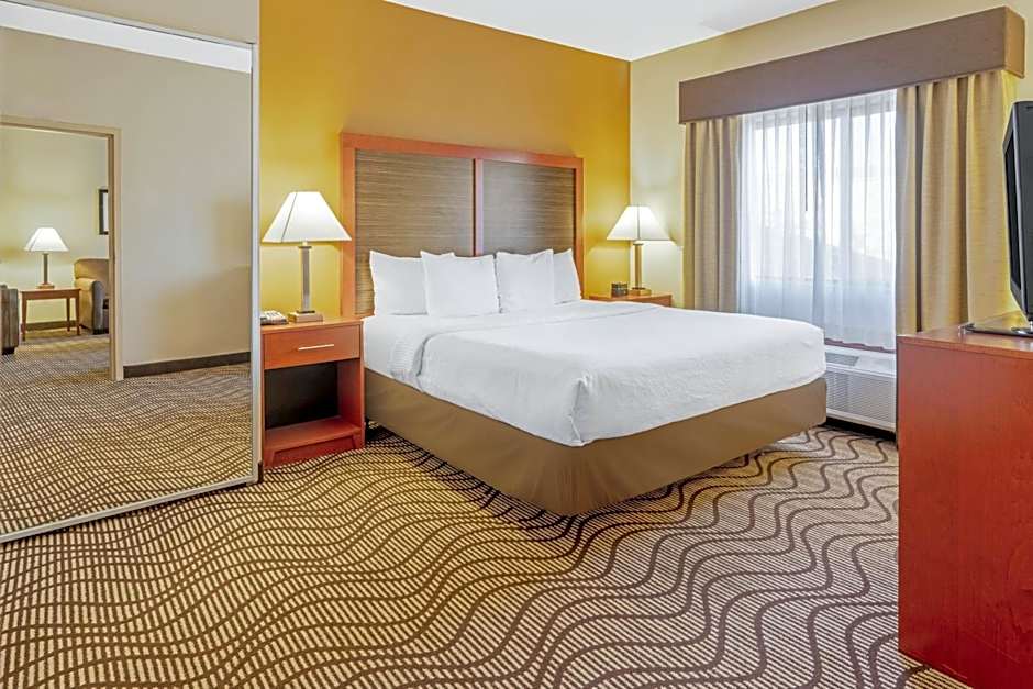 La Quinta Inn & Suites by Wyndham Midwest City - Tinker AFB