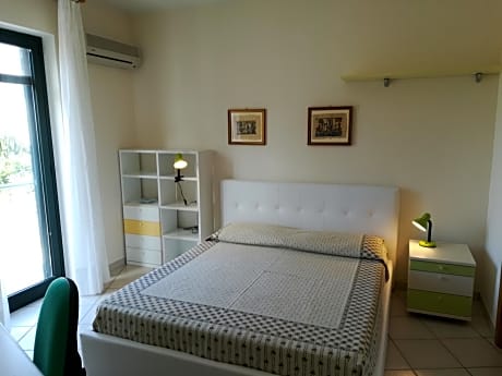 Double Room with Private Bathroom and Partial Sea View 