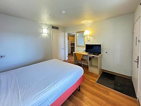 1 Full Bed | Non-Smoking, Kitchen