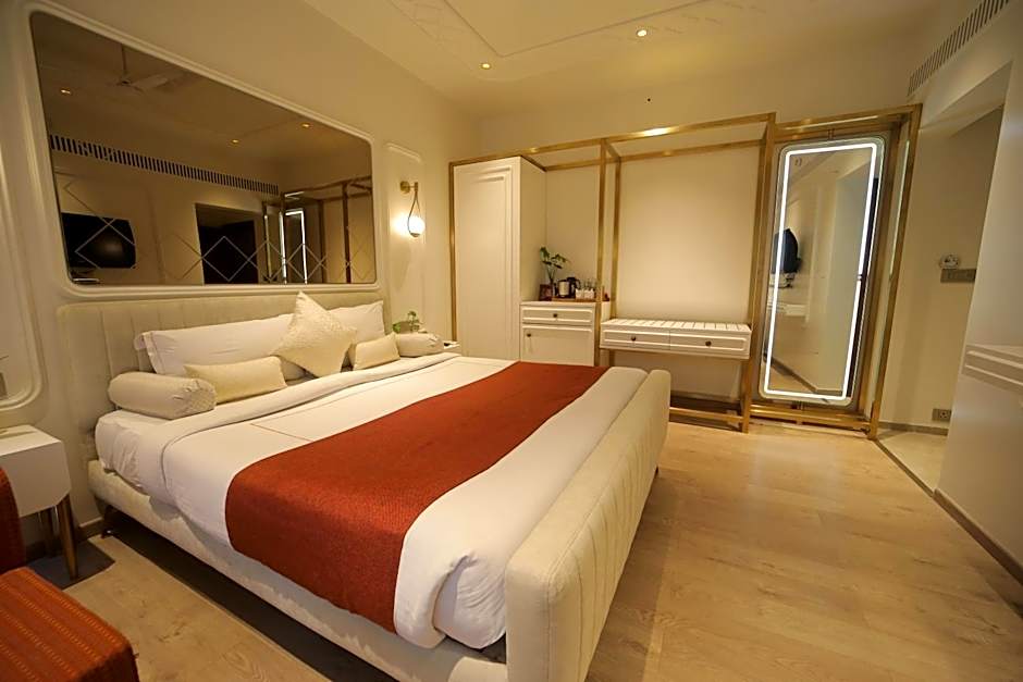 Photo 1 of 10 of Superior King Room
