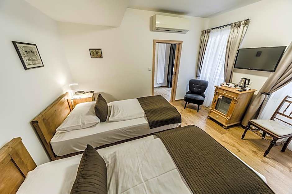 Archibald At The Charles Bridge