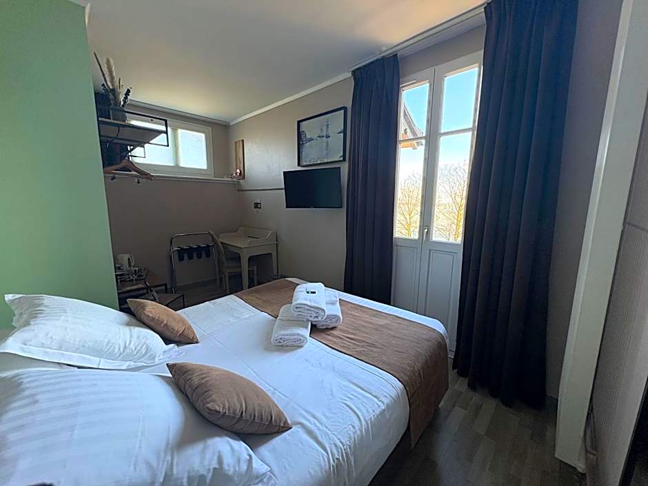 Logis Hôtel- Restaurant Le Relais Guillaume de Normandy-PARKING GRATUIT-Bornes électriques-VUE BAIE TERRASSE-Calme