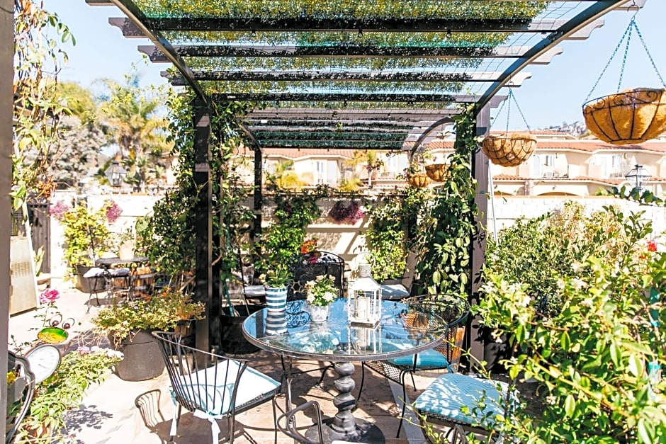 Seaside Laguna Inn & Suites