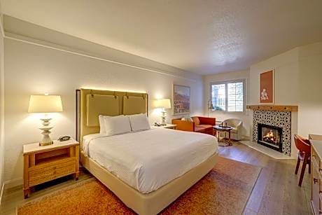 1 King Bed Corner Room