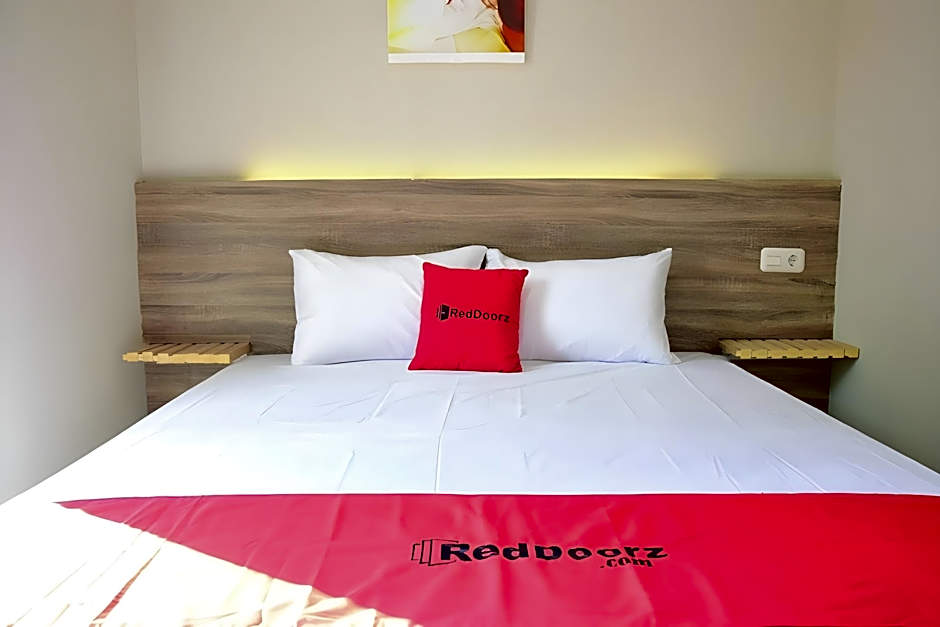 RedDoorz near Mangga Dua Square
