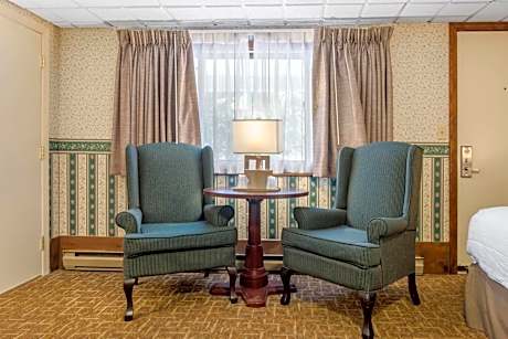 Queen Suite with Spa Bath