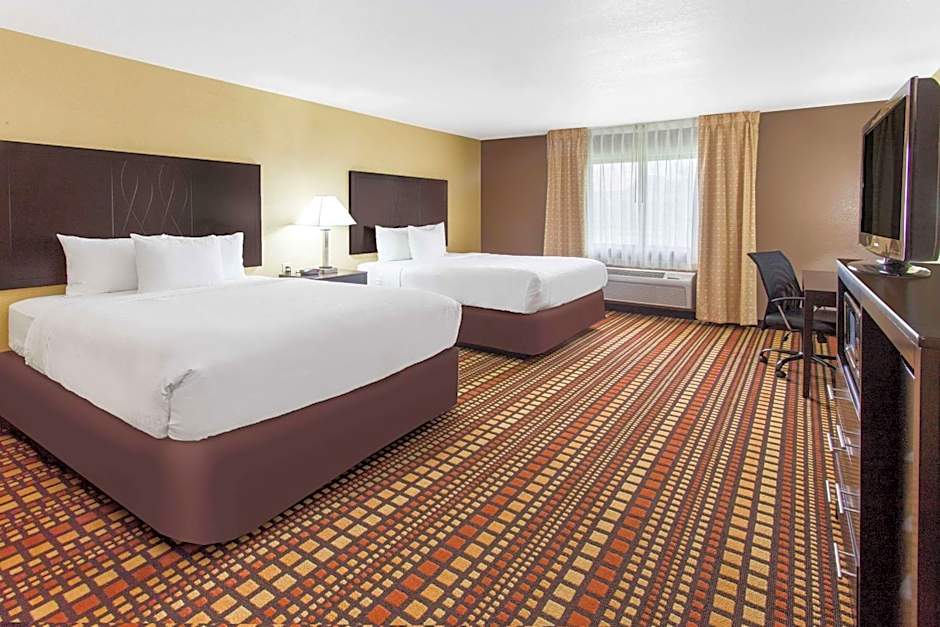 Days Inn & Suites by Wyndham Davenport East