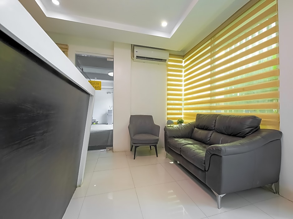 Vaccinated Staff - OYO 862 Jqv Hotel