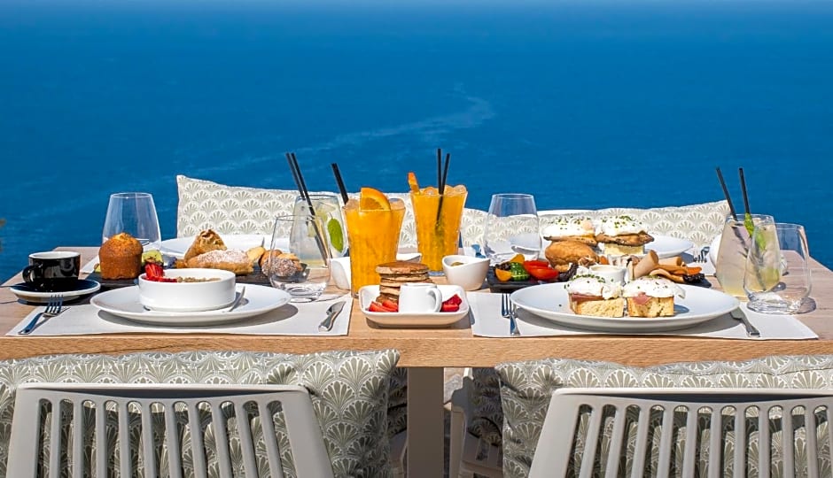 BASSA MAINA Villas & Suites