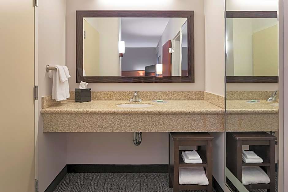 Courtyard by Marriott Long Beach Airport