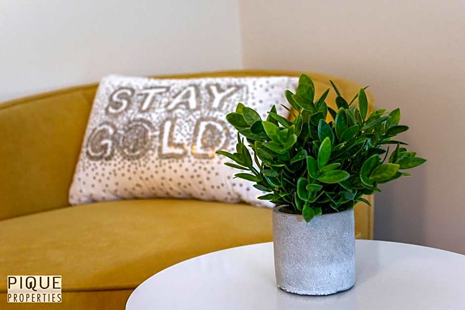 Tropical Oasis - King Beds - Free Netflix & Parking - Fast Wi-Fi