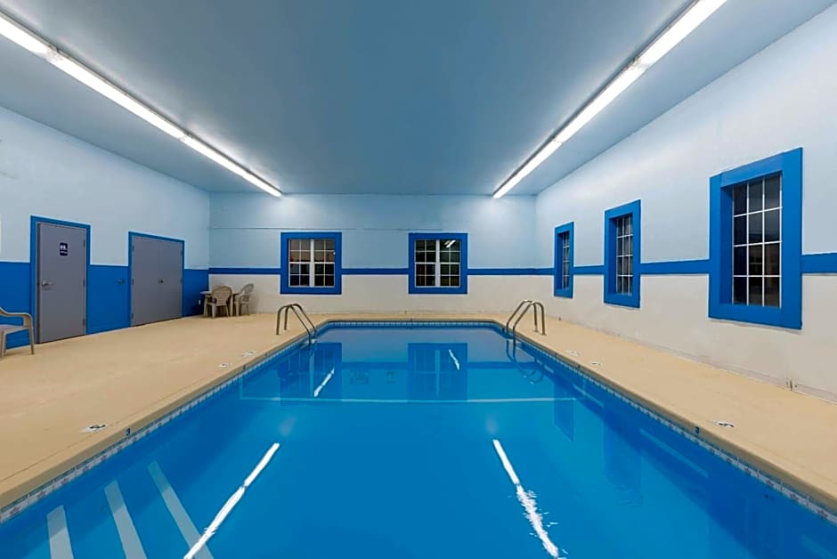 Super 8 by Wyndham Devils Lake