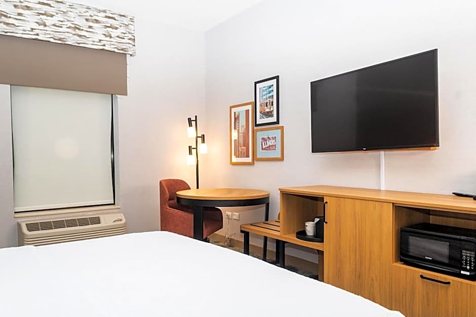 Hampton Inn & Suites Addison