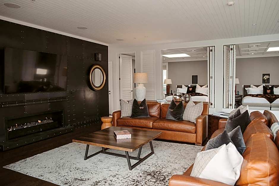 Eichardt's Private Hotel & Lakefront Apartments