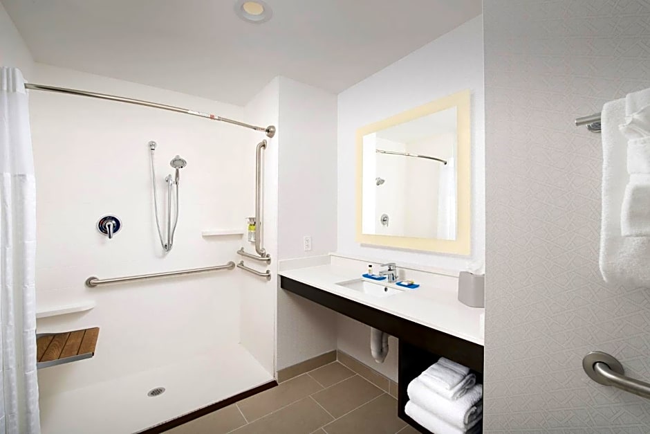 Holiday Inn Express & Suites North Brunswick By IHG