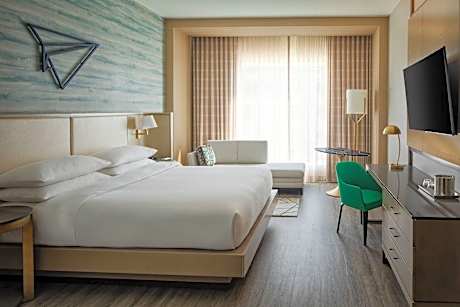 Premium, M Club lounge access, Guest room, 1 King, Promenade view, Corner room