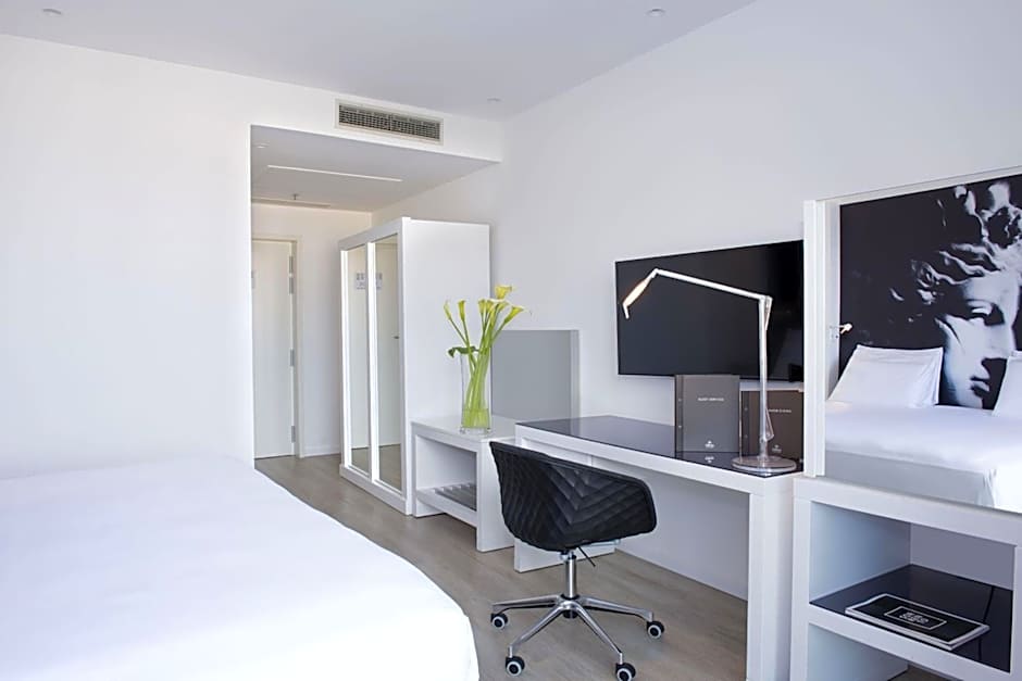 Photo 1 of 5 of Superior 1 King Bed, Sea View
