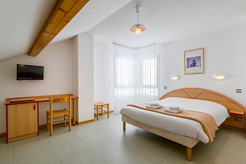 Photo 1 of 2 of Triple Room