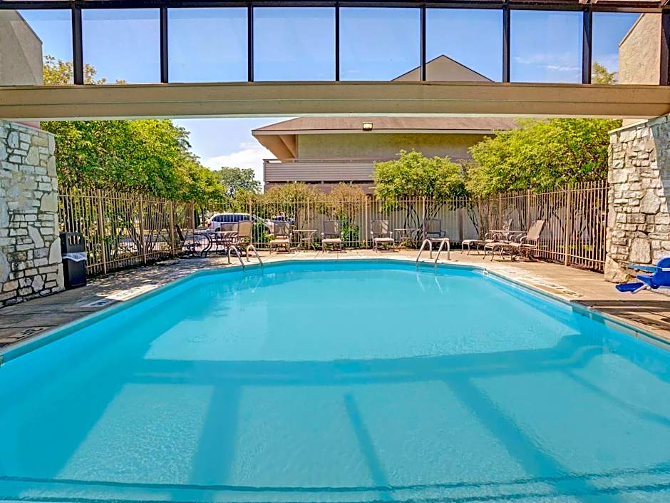 Days Inn & Suites by Wyndham Monroe