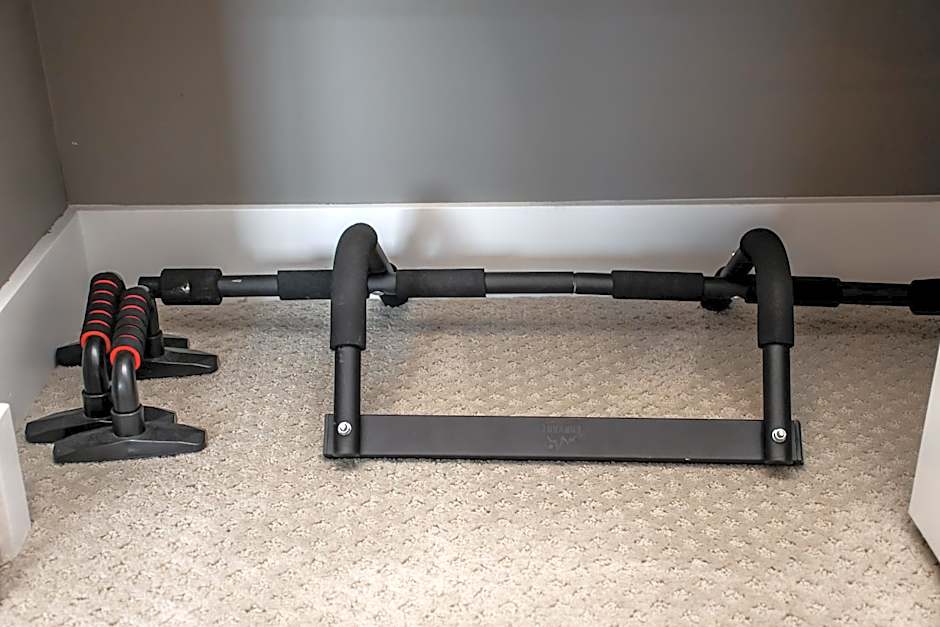 Amazing Luxe Home, AC, HUGE Yard, FirePit, Pet Friendly, Sleeps 10!