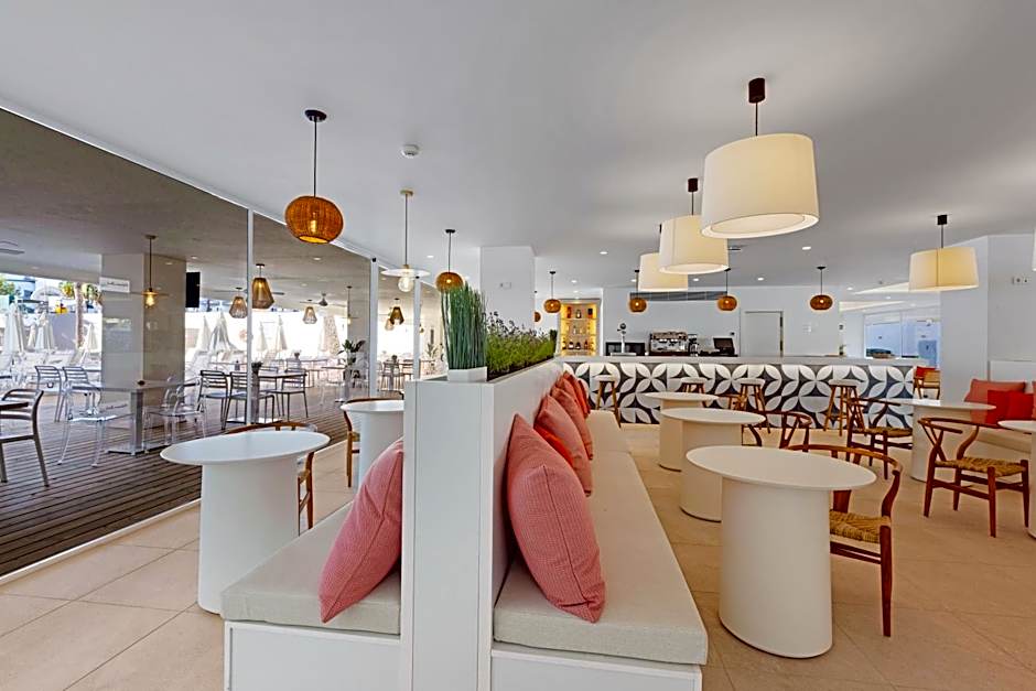 Palmanova Beach Apartments by TRH