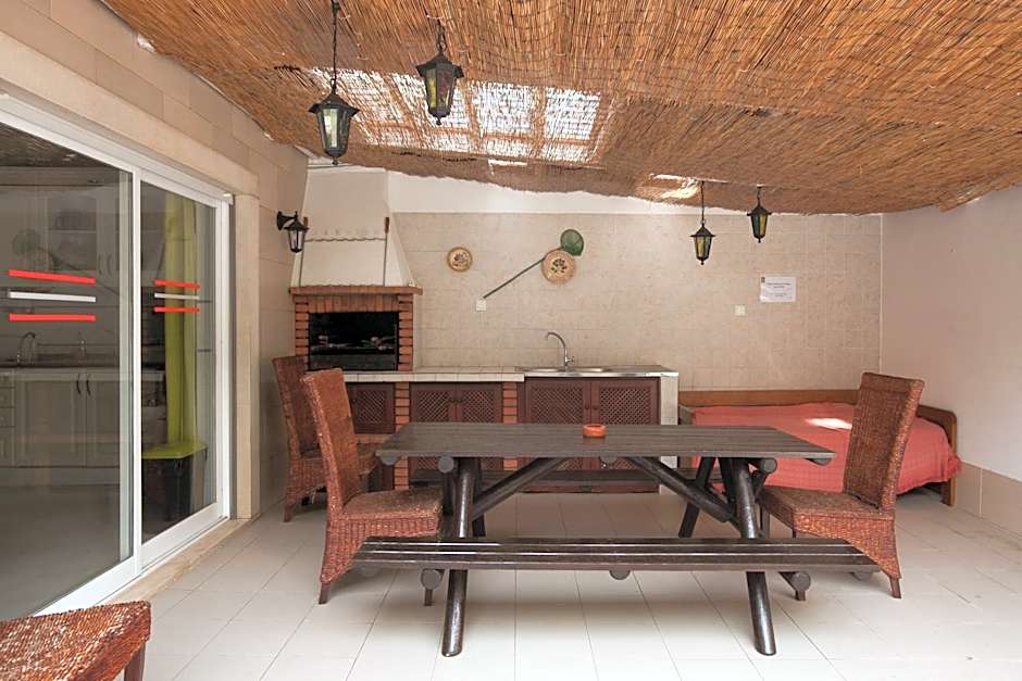 Ericeira Chill Hill Hostel & Private Rooms