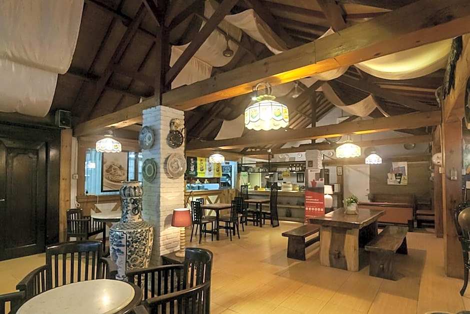 RedDoorz Syariah Plus near Trans Studio Cibubur