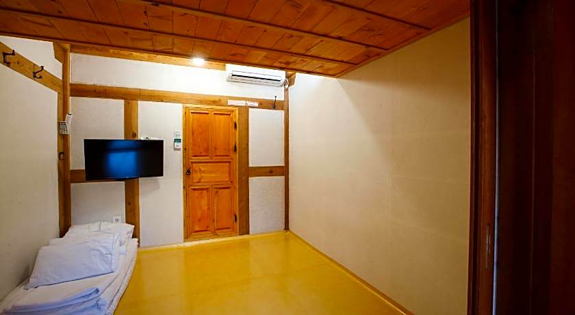 Gaeunchae Hanok Guesthouse Jeonju 2 (Korea Quality)