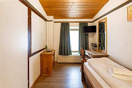 Single Room with Shared Toilet