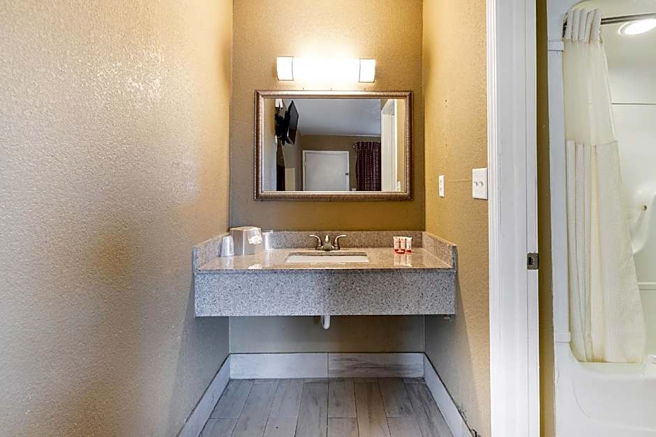 OYO Hotel Lake Charles Hwy 10