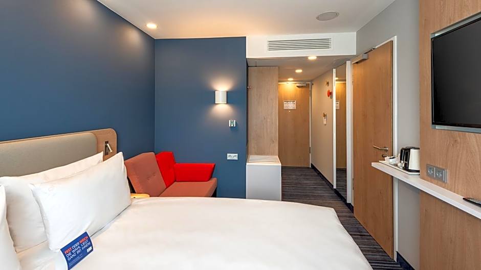 Holiday Inn Express - Hamburg South A7-AS42 By IHG