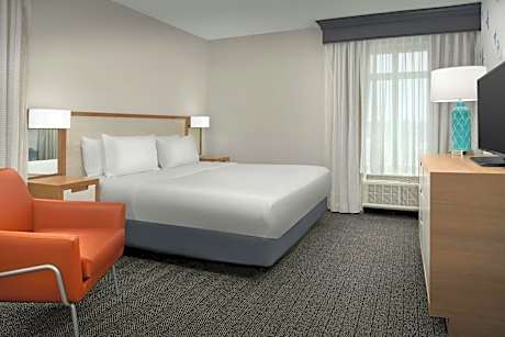 One-Bedroom Corner King Suite with Sofa Bed and Oceanfront - Hearing Accessible
