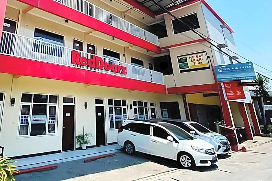 RedDoorz Syariah near T1 Juanda Airport 2