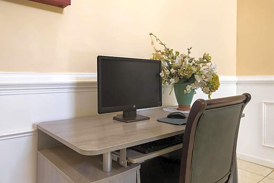 Quality Inn & Suites Greensboro near Lake Oconee