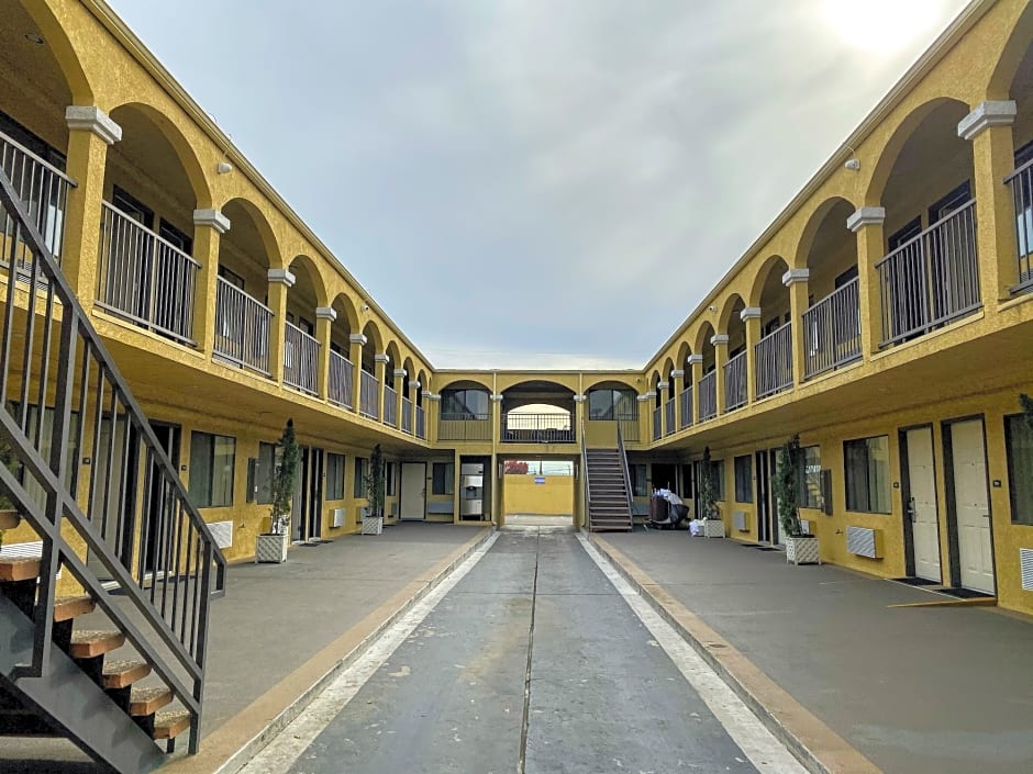 Rodeway Inn & Suites