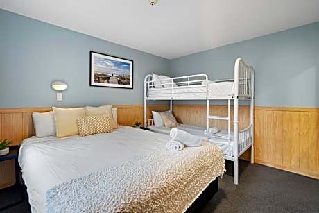 Motel Room - 2 Bedroom (8)