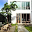 White Wall Riverfront Hotel