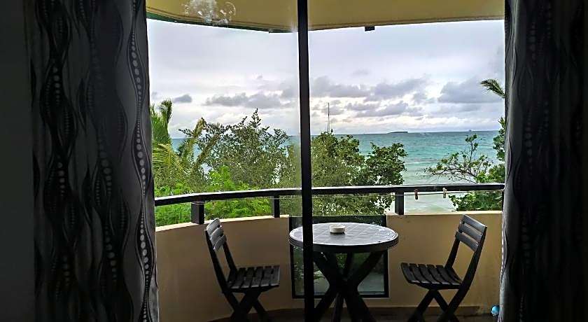 Crown Beach villas - direct access to bikini beach