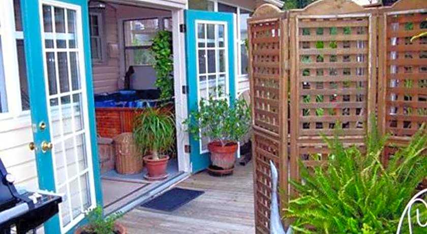 Charles Bass House Bed & Breakfast