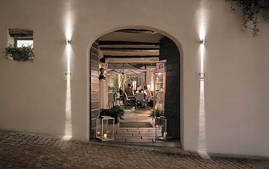 Uve Rooms & Wine Bar